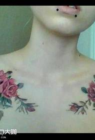 borst roos tattoo patroon