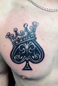rinnassa musta Symbolin ja kruunun tatuointikuvio
