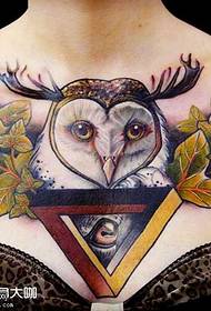胸部個性貓頭鷹紋身圖案