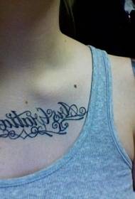 елегантен латински букви татуировка на гърдите