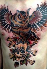 linda coruja colorida de peito com padrão de tatuagem caveira e esqueleto