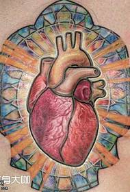 padrão de tatuagem de coração no peito