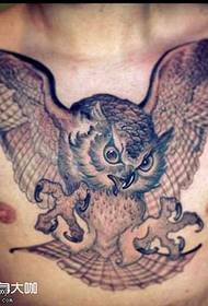 wzór tatuażu sowa w klatce piersiowej