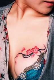 прилично секси тетоважа на сливи во градите
