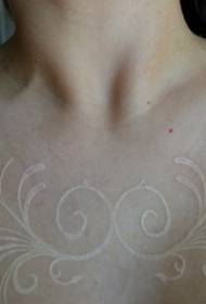 patró de tatuatge invisible de rosa blanca al pit