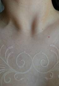 disegno del tatuaggio invisibile rosa bianca sul petto