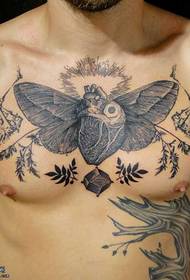 modello di petto bellissimo cuore tatuaggio