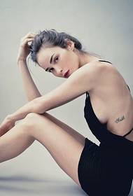 tatuaggi sanscriti di moda sul lato delle signore bellissime