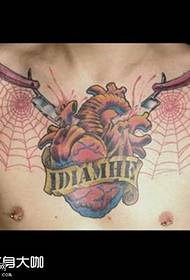 model de tatuaj web păianjen inimă piept