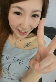 Xieyi 彤 tatuiruotė krūtinėje