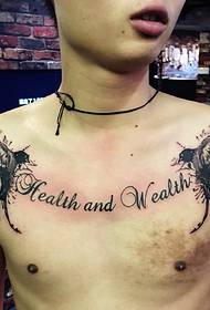 Férfi mellkasi angol és kis fecske tetoválás minta
