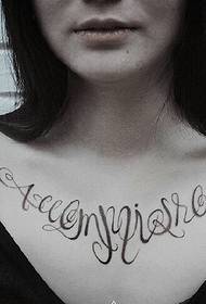 Immagini di tatuaggi inglesi creativi sul petto di ragazze