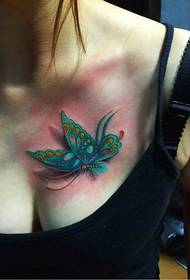 chica pecho sexy hermosa mariposa 3D tatuaje