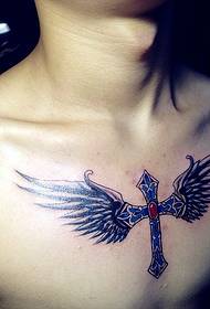 Il tatuaggio del tatuaggio con croce di piume sul petto da uomo è molto personale