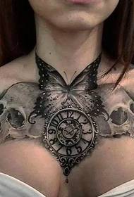 zegar i czaszka w połączeniu z wzorem tatuażu na piersi