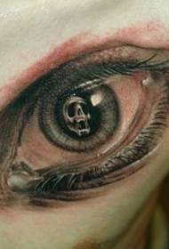 torace accovacciato nel modello realistico del tatuaggio delle pupille