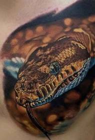 胸の色の現実的な大蛇の入れ墨のパターン