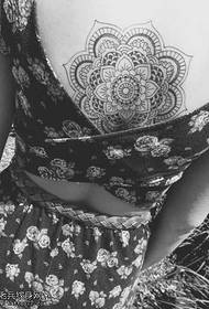 modello di tatuaggio fiore mandala al petto