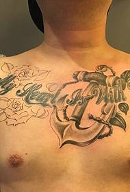 Tattoo vzorec z moškimi prsnimi rekviziti in angleščino