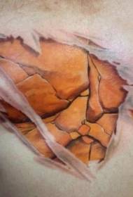 Kaya kası dövme deseni ile parçalanmış göğüs rengi cilt