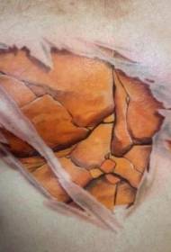 A pel de cor do peito rasgada con un patrón de tatuaxe de músculo rocoso