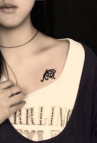 skaista meitene krūtīs mazs svaiga totēma tetovējums