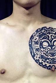 Tattoo Totem ສຳ ລັບສະ ເໜ່ ຄລາສສິກຂອງເອິກເບື້ອງຊ້າຍ