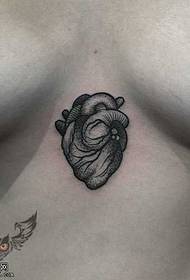 modèle de tatouage poitrine petit coeur