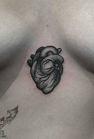 modèle de tatouage poitrine petit coeur