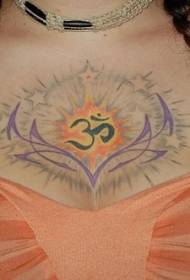 елегантна индиска лотос шема на тетоважа на градите