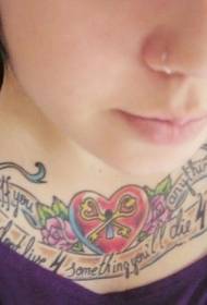 Patrón de tatuaxe con letra clave en forma de corazón