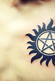 auf der Brust des fünfeckigen Star Little Sun Tattoo Patterns
