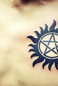 sul petto del pentagono Star Little Sun Tattoo Pattern