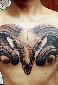 Tatuaggio totem malvagio con molta personalità sul petto