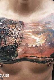 bellissimo modello di tatuaggio sul petto