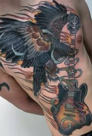 águila coloreada de peito e abdome con patrón ardente de tatuaxe de guitarra