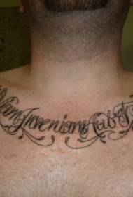 Modello tatuaggio petto alfabeto latino