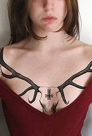 kvinnlig bröst antilopskalle tatuering