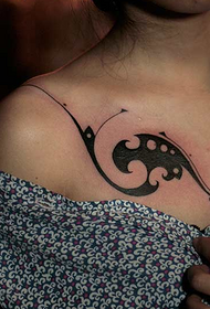 татуировка на женски гърди на ток
