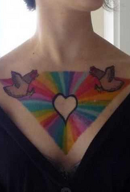 女性胸部個性紋身圖案