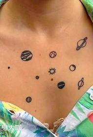 Modello di tatuaggio del pianeta dell'universo del torace