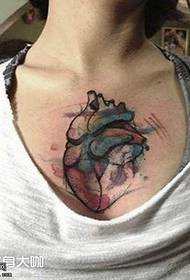 نمط الوشم قلب الصدر