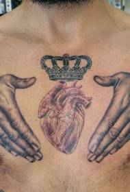 胸部逼真的心和手與皇冠紋身圖案