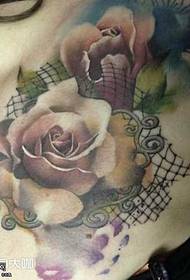 胸部玫瑰紋身圖案