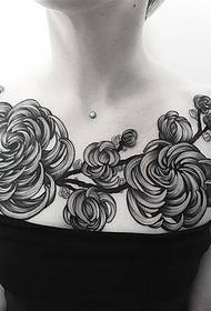 djevojka na prsima velika crna siva krizantema uzorak tetovaža