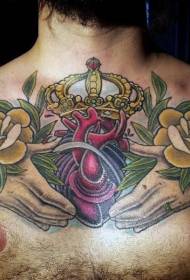 cuore di vecchia scuola color petto con motivo tatuaggio corona di fiori a mano