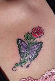 ດອກກຸຫລາບສີແດງຫນ້າເອິກສວຍງາມແລະ tattoo butterfly ສີມ່ວງ