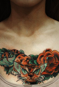 гърдите на жената в татуировка на котка на розов храст