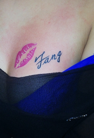 სილამაზის გულმკერდის ტუჩები პლუს ინგლისური ანბანის ნიმუში tattoo