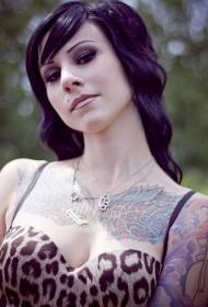modello di tatuaggio decorativo serpentino petto di bellezza